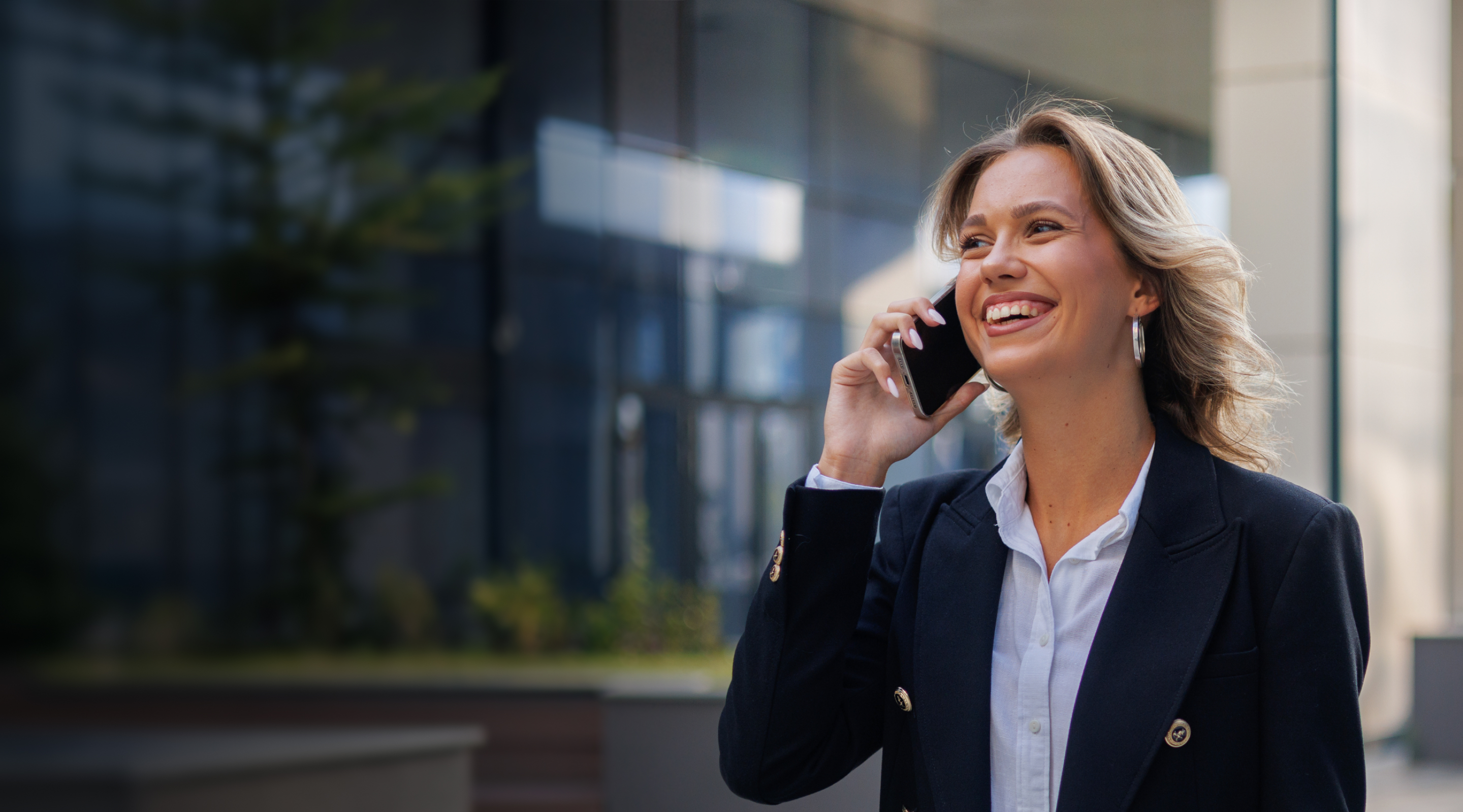 happy-young-female-attorney-advising-client-on-case
